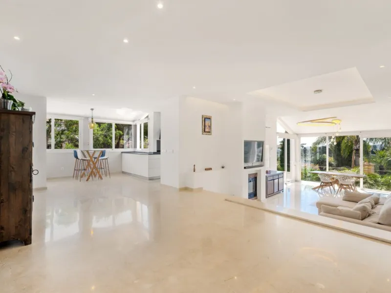 Choosing Mijas Golf is choosing a relaxed, family friendly lifestyle surrounded by nature, in one of the Costa del Sol's most established residential enclaves. Quiet streets, open views and a safe, peaceful atmosphere come together with excellent access t