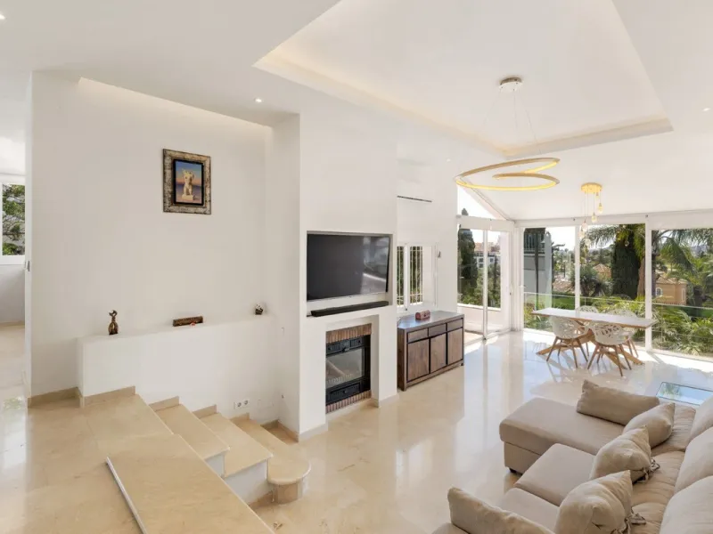 Choosing Mijas Golf is choosing a relaxed, family friendly lifestyle surrounded by nature, in one of the Costa del Sol's most established residential enclaves. Quiet streets, open views and a safe, peaceful atmosphere come together with excellent access t