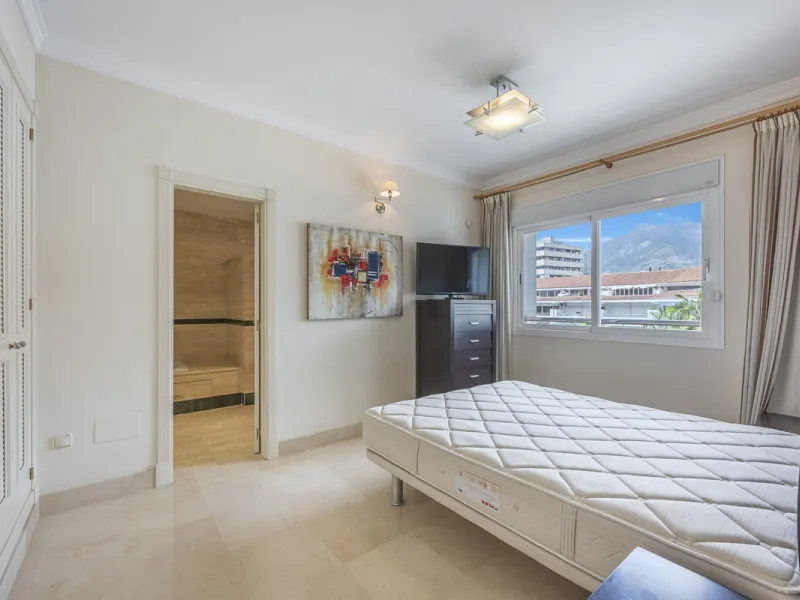 Apartment - Middle Floor Apartment в продаже в Marbella, Málaga. В доме 2 спален и 3 ванных комнат. Площадь дома 151 м²