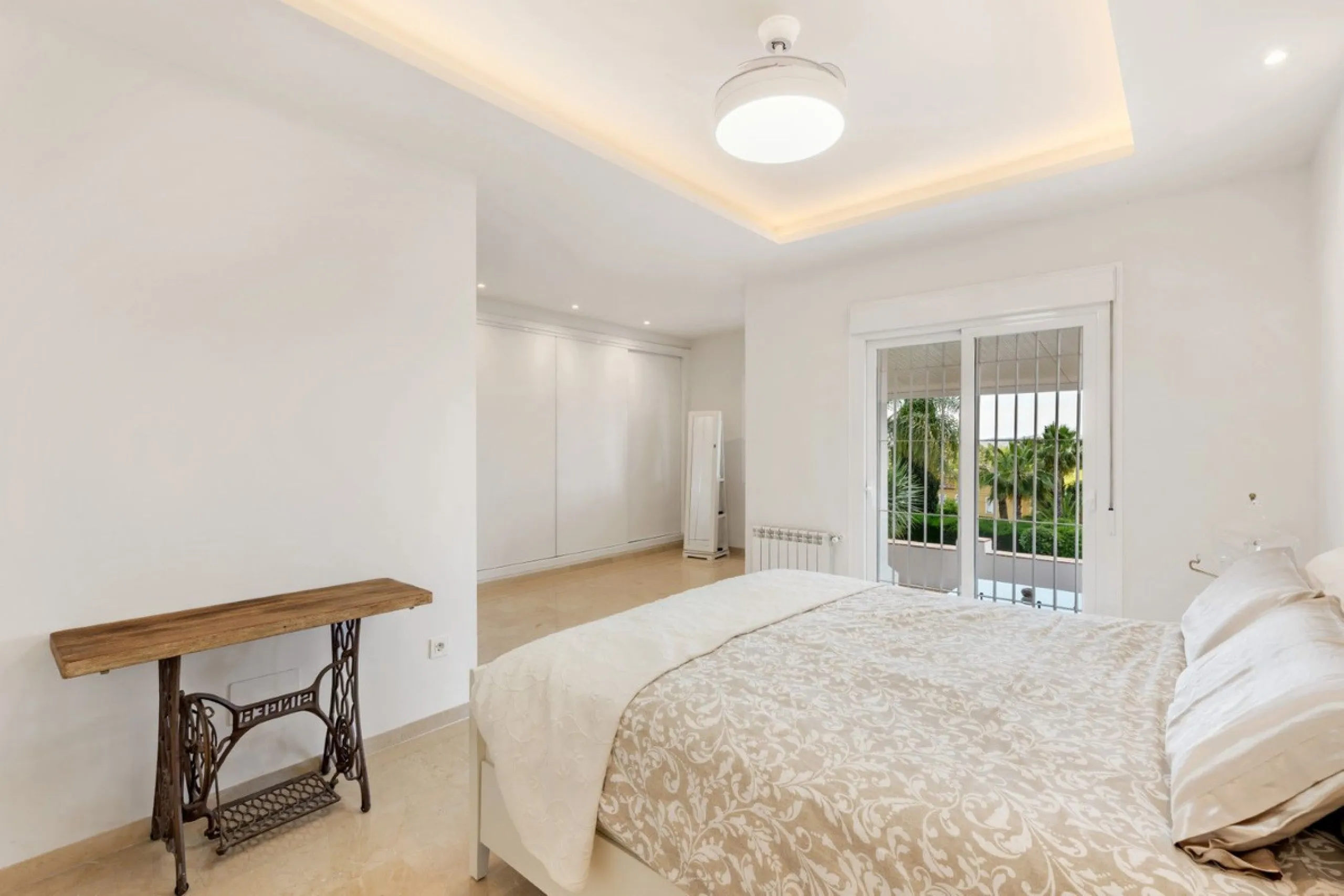 Choosing Mijas Golf is choosing a relaxed, family friendly lifestyle surrounded by nature, in one of the Costa del Sol's most established residential enclaves. Quiet streets, open views and a safe, peaceful atmosphere come together with excellent access t