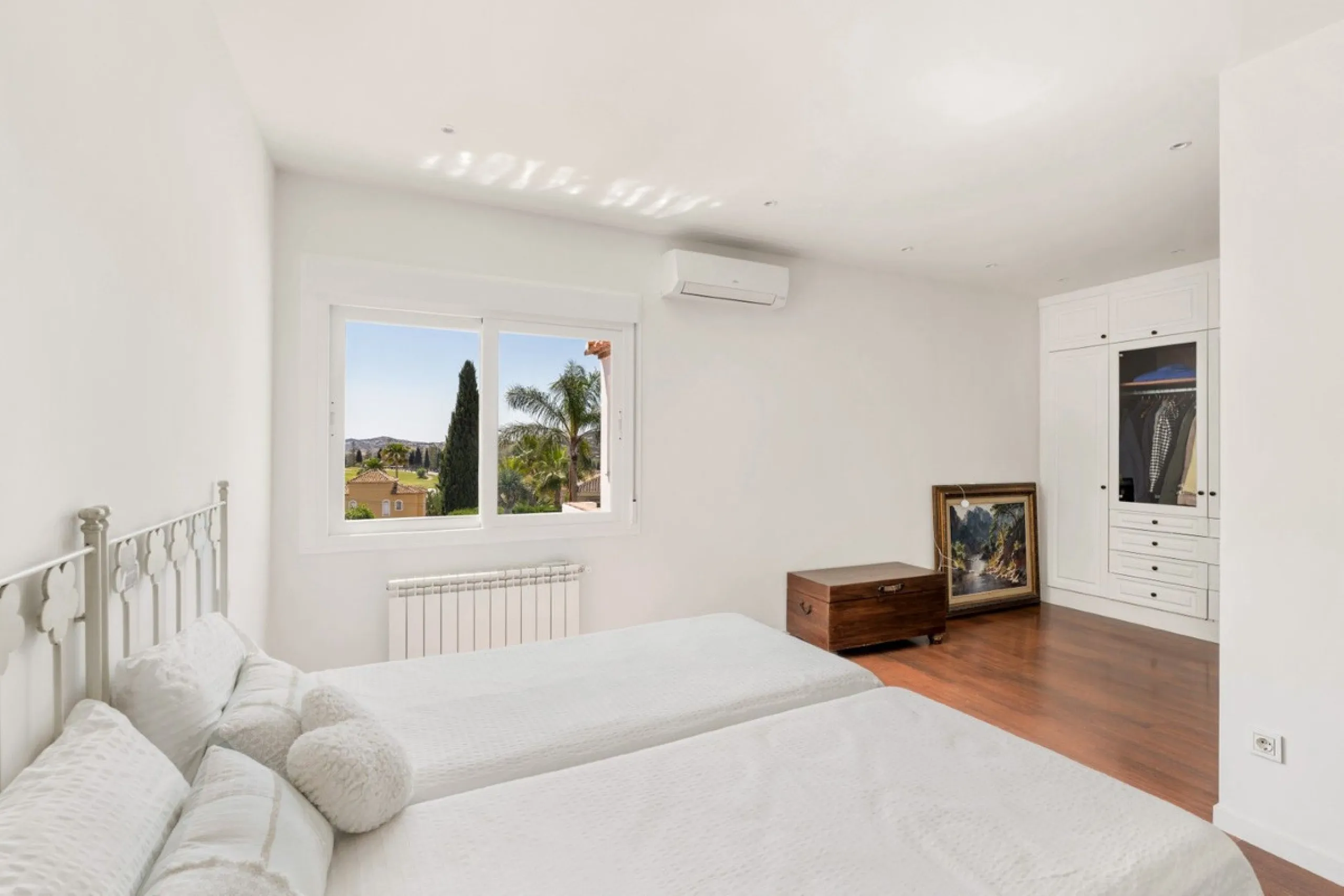Choosing Mijas Golf is choosing a relaxed, family friendly lifestyle surrounded by nature, in one of the Costa del Sol's most established residential enclaves. Quiet streets, open views and a safe, peaceful atmosphere come together with excellent access t