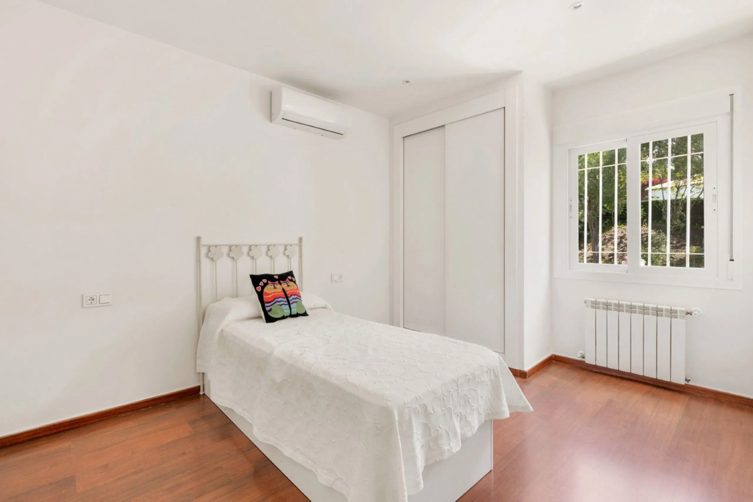 Choosing Mijas Golf is choosing a relaxed, family friendly lifestyle surrounded by nature, in one of the Costa del Sol's most established residential enclaves. Quiet streets, open views and a safe, peaceful atmosphere come together with excellent access t