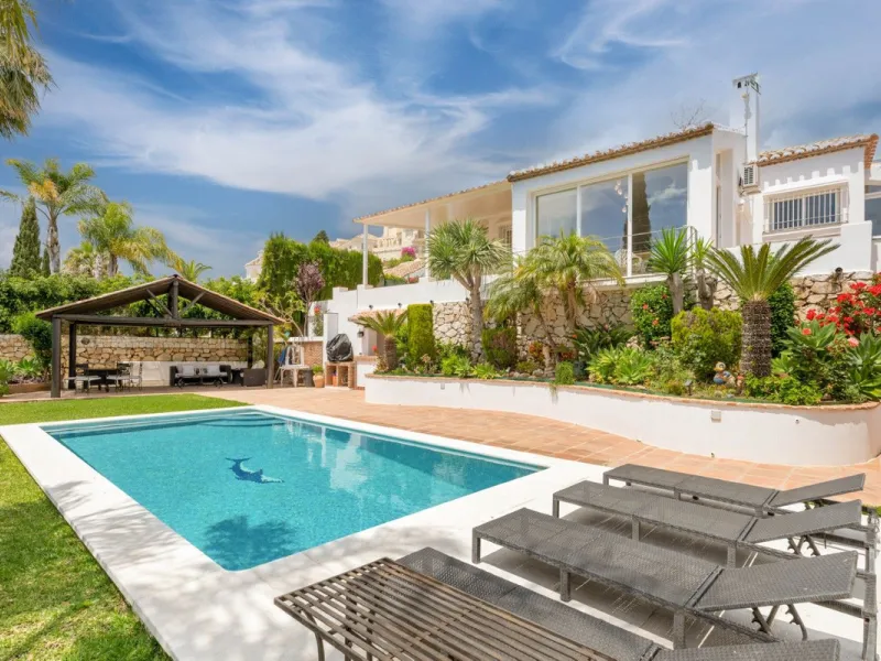 Choosing Mijas Golf is choosing a relaxed, family friendly lifestyle surrounded by nature, in one of the Costa del Sol's most established residential enclaves. Quiet streets, open views and a safe, peaceful atmosphere come together with excellent access t