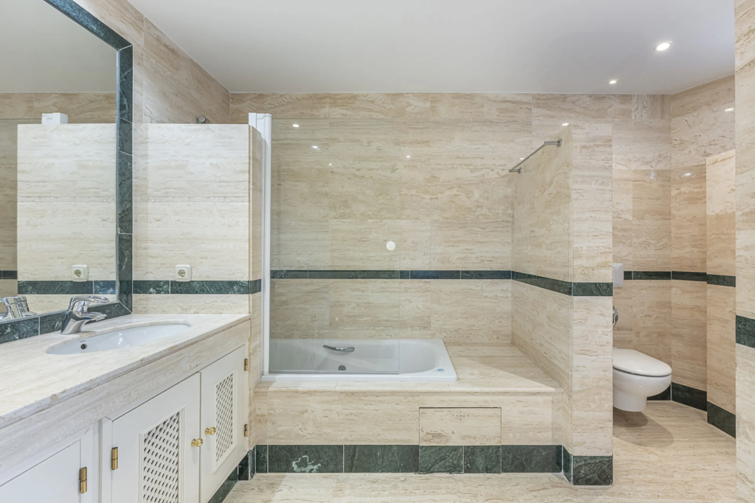 Apartment - Middle Floor Apartment в продаже в Marbella, Málaga. В доме 2 спален и 3 ванных комнат. Площадь дома 151 м²