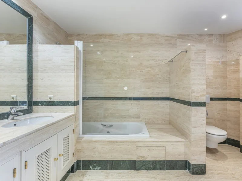 Apartment - Middle Floor Apartment в продаже в Marbella, Málaga. В доме 2 спален и 3 ванных комнат. Площадь дома 151 м²