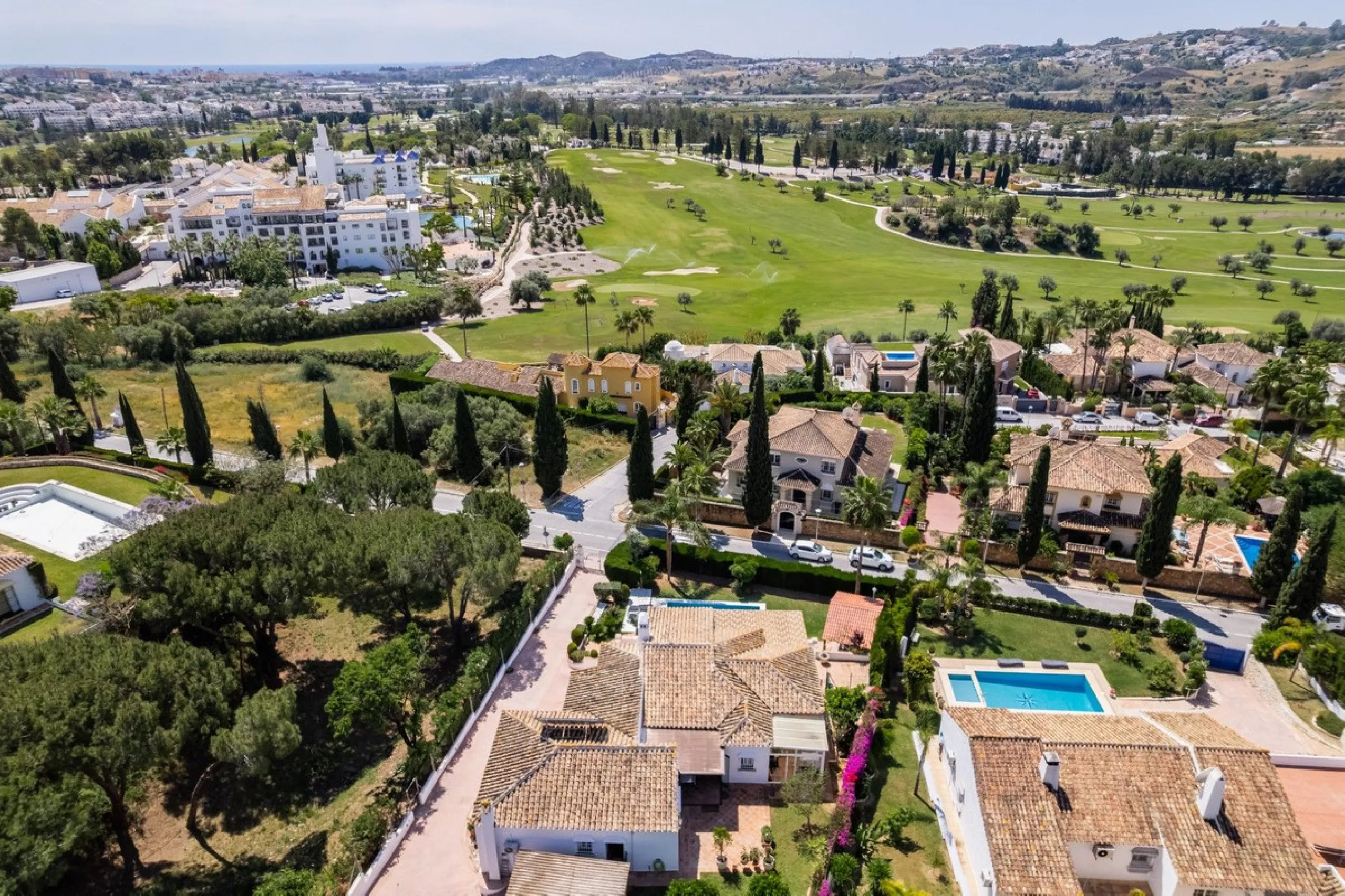 Choosing Mijas Golf is choosing a relaxed, family friendly lifestyle surrounded by nature, in one of the Costa del Sol's most established residential enclaves. Quiet streets, open views and a safe, peaceful atmosphere come together with excellent access t