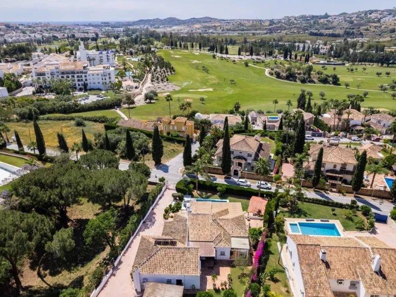 Choosing Mijas Golf is choosing a relaxed, family friendly lifestyle surrounded by nature, in one of the Costa del Sol's most established residential enclaves. Quiet streets, open views and a safe, peaceful atmosphere come together with excellent access t