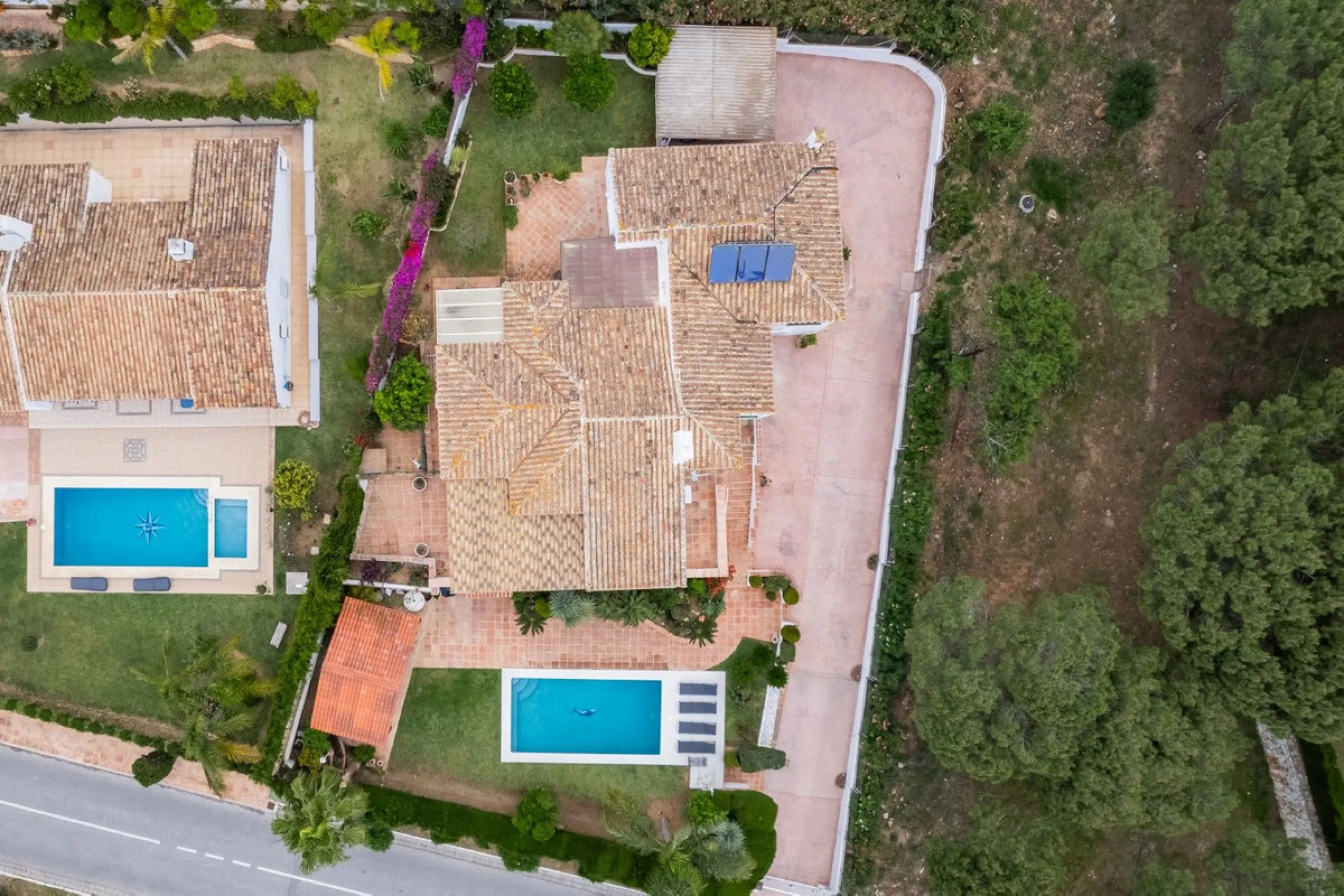 Choosing Mijas Golf is choosing a relaxed, family friendly lifestyle surrounded by nature, in one of the Costa del Sol's most established residential enclaves. Quiet streets, open views and a safe, peaceful atmosphere come together with excellent access t