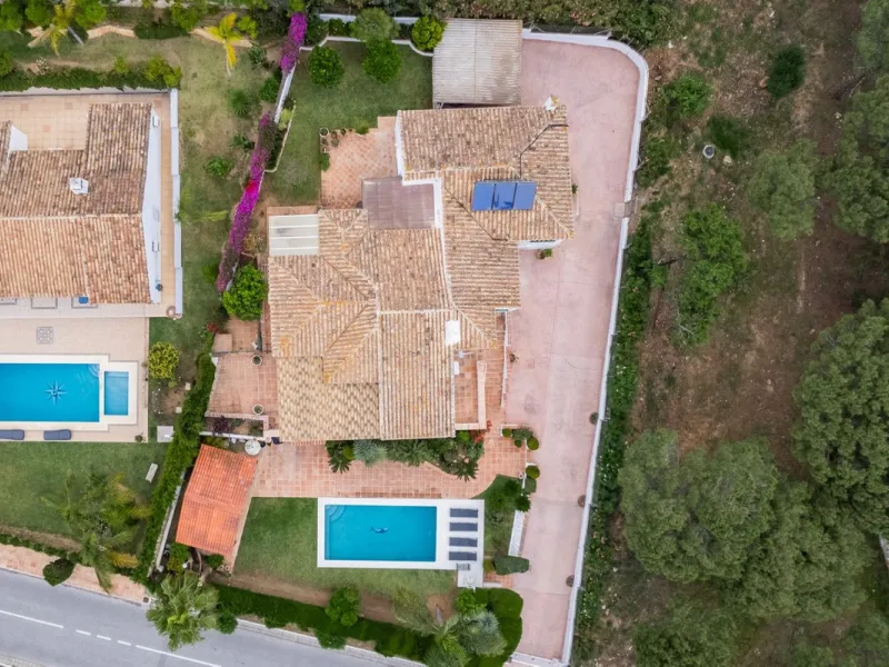 Choosing Mijas Golf is choosing a relaxed, family friendly lifestyle surrounded by nature, in one of the Costa del Sol's most established residential enclaves. Quiet streets, open views and a safe, peaceful atmosphere come together with excellent access t