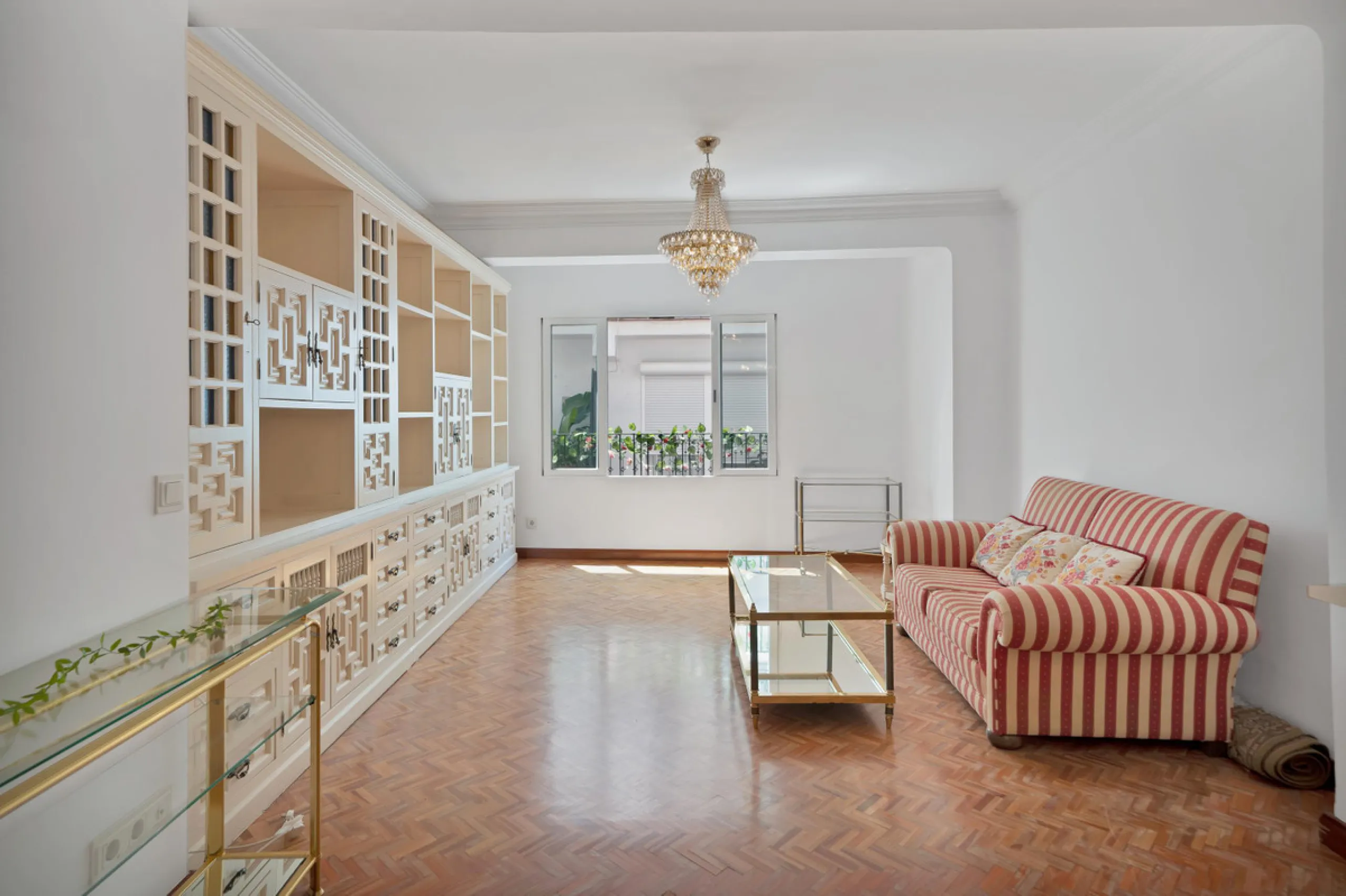 Located between the Old Town and the main avenue in central Marbella, and just 300 metres from the beach, we present this spacious property, brimming with Andalusian charm and offering enormous potential for renovation.