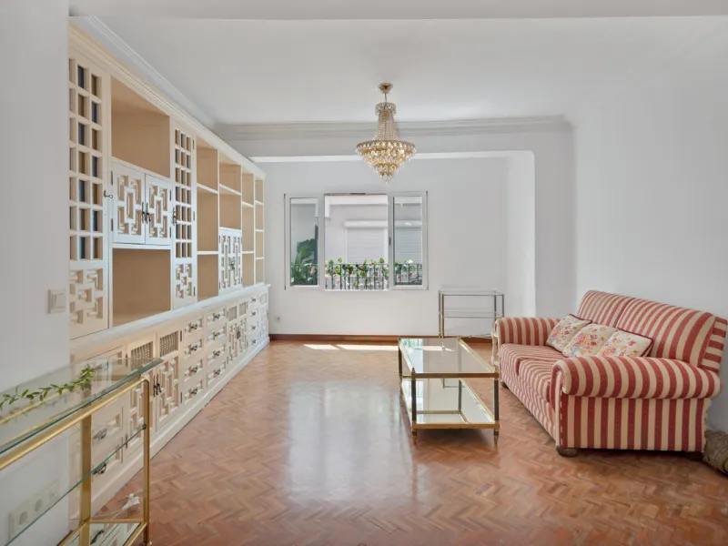 Located between the Old Town and the main avenue in central Marbella, and just 300 metres from the beach, we present this spacious property, brimming with Andalusian charm and offering enormous potential for renovation.
