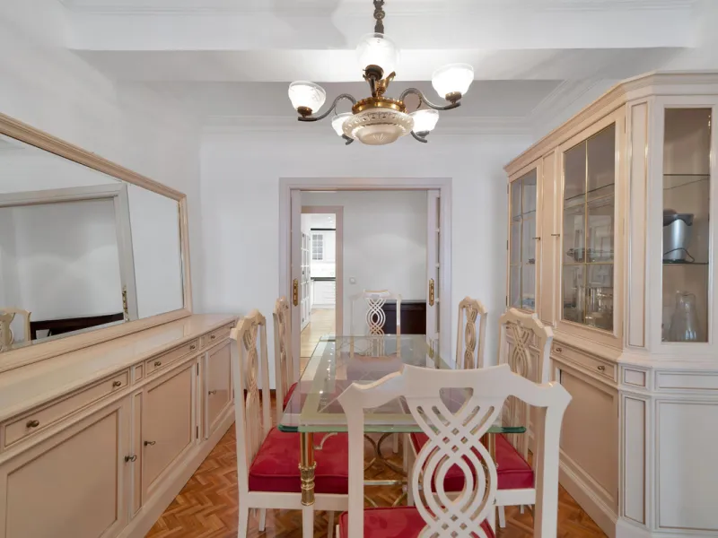 Located between the Old Town and the main avenue in central Marbella, and just 300 metres from the beach, we present this spacious property, brimming with Andalusian charm and offering enormous potential for renovation.