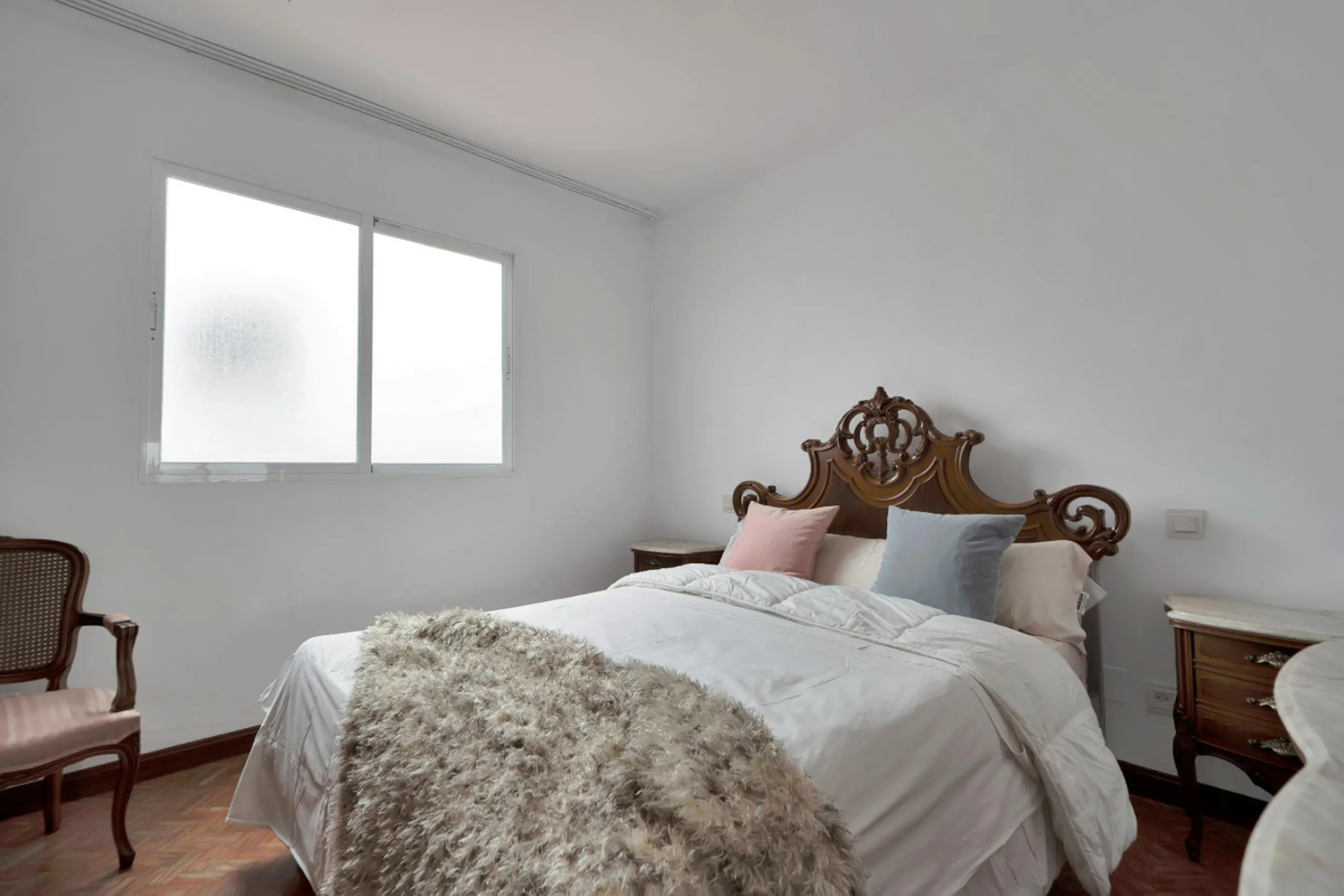 Located between the Old Town and the main avenue in central Marbella, and just 300 metres from the beach, we present this spacious property, brimming with Andalusian charm and offering enormous potential for renovation.