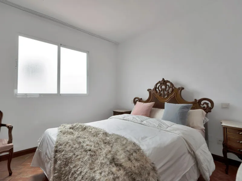 Located between the Old Town and the main avenue in central Marbella, and just 300 metres from the beach, we present this spacious property, brimming with Andalusian charm and offering enormous potential for renovation.
