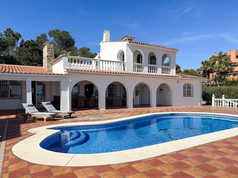 Villa with 1,500 m² Plot and Sea Views in Estepona – A Unique Opportunity with Great Potential