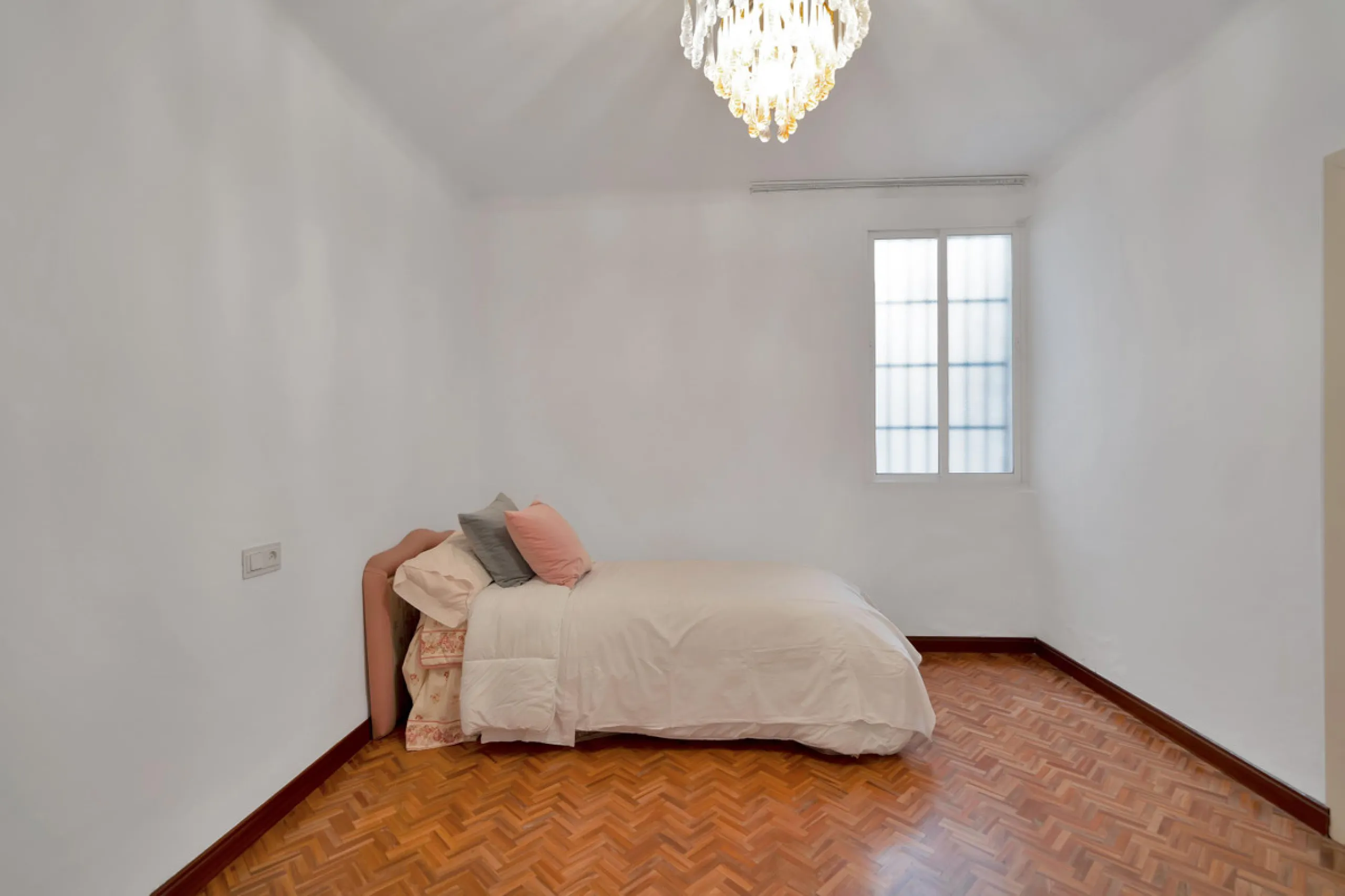 Located between the Old Town and the main avenue in central Marbella, and just 300 metres from the beach, we present this spacious property, brimming with Andalusian charm and offering enormous potential for renovation.