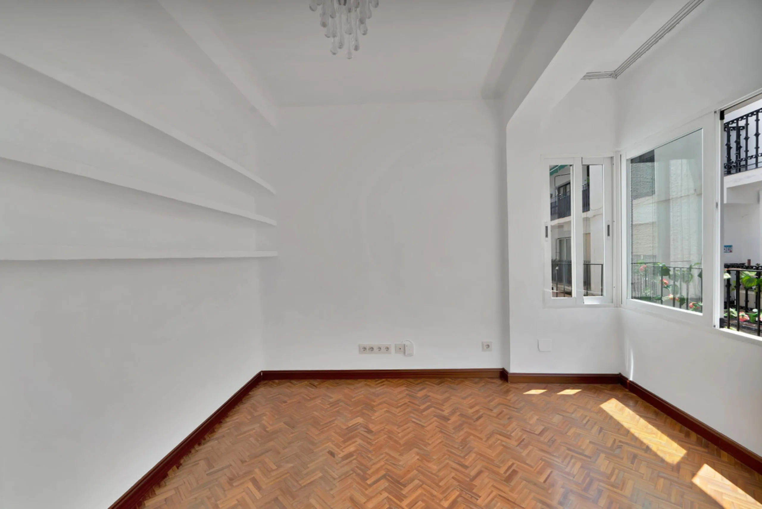 Located between the Old Town and the main avenue in central Marbella, and just 300 metres from the beach, we present this spacious property, brimming with Andalusian charm and offering enormous potential for renovation.
