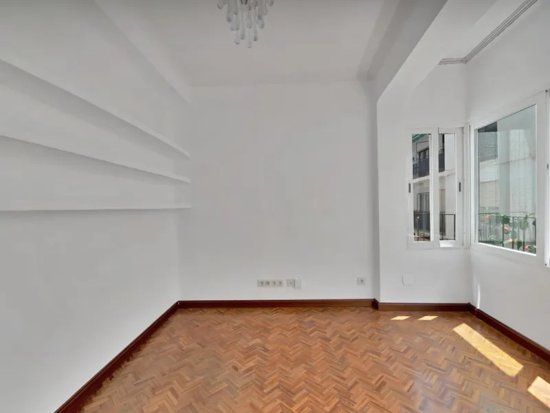 Located between the Old Town and the main avenue in central Marbella, and just 300 metres from the beach, we present this spacious property, brimming with Andalusian charm and offering enormous potential for renovation.