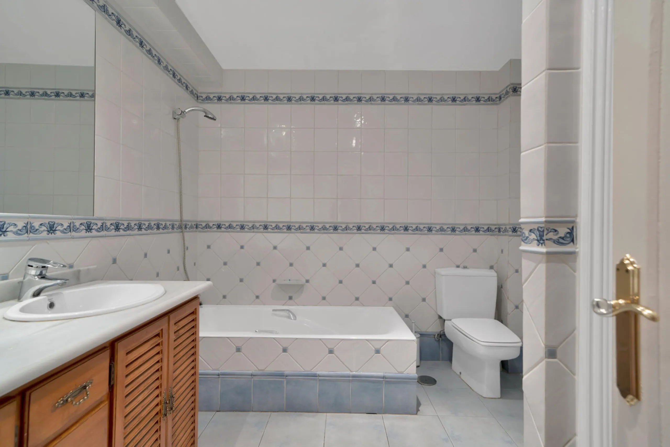 Located between the Old Town and the main avenue in central Marbella, and just 300 metres from the beach, we present this spacious property, brimming with Andalusian charm and offering enormous potential for renovation.