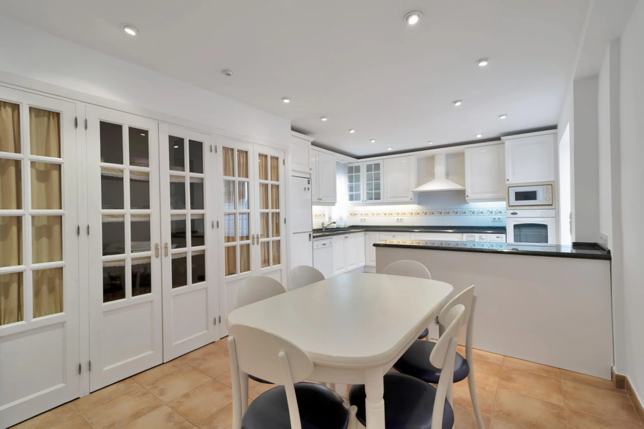 Located between the Old Town and the main avenue in central Marbella, and just 300 metres from the beach, we present this spacious property, brimming with Andalusian charm and offering enormous potential for renovation.