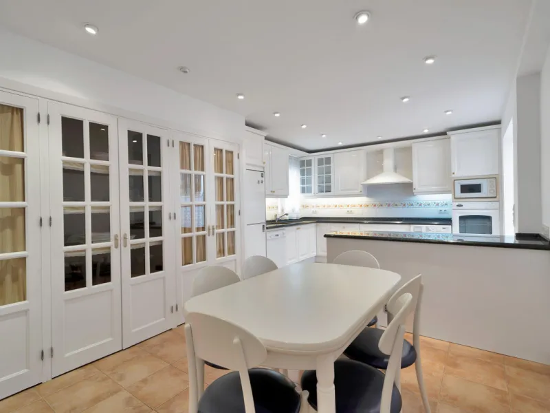 Located between the Old Town and the main avenue in central Marbella, and just 300 metres from the beach, we present this spacious property, brimming with Andalusian charm and offering enormous potential for renovation.