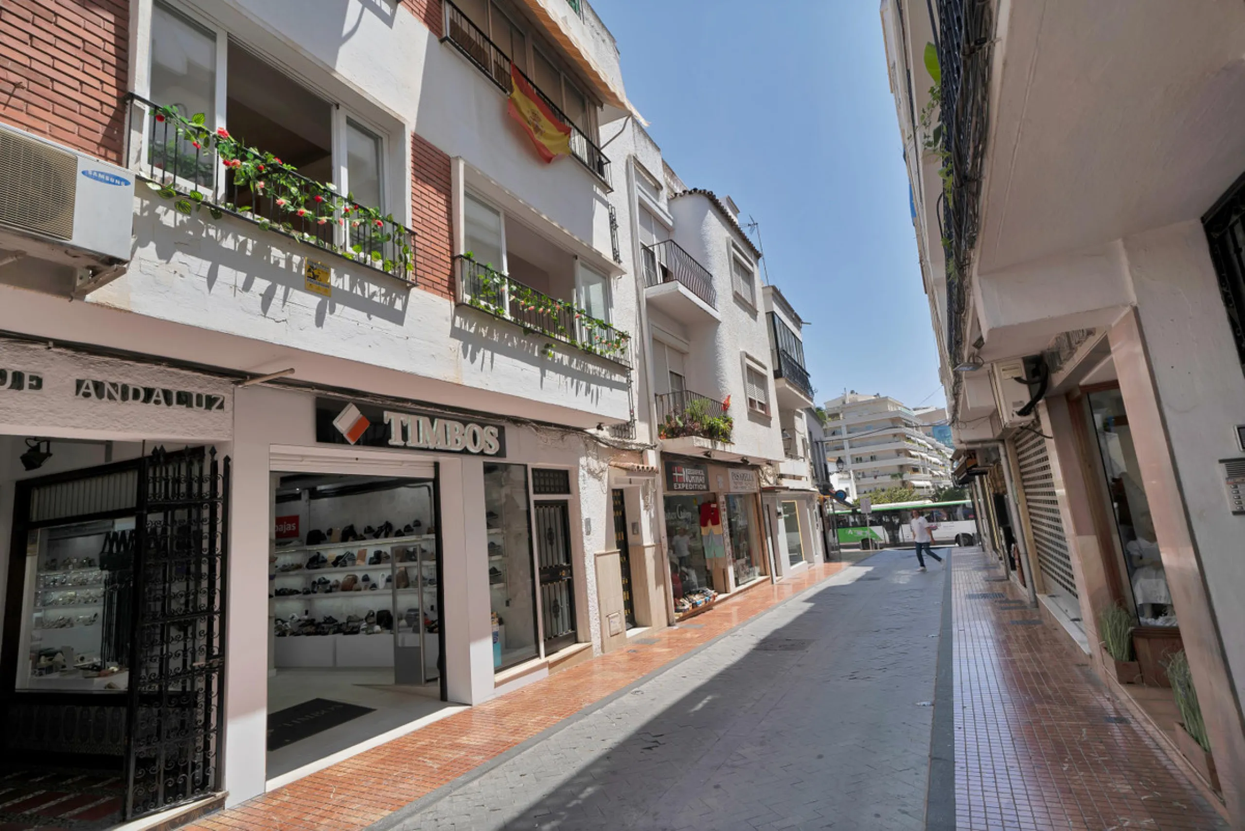 Located between the Old Town and the main avenue in central Marbella, and just 300 metres from the beach, we present this spacious property, brimming with Andalusian charm and offering enormous potential for renovation.