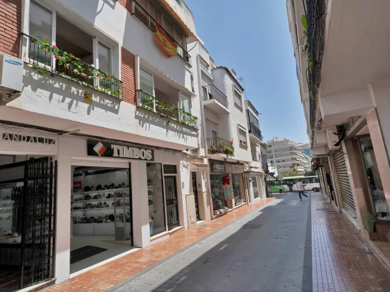 Located between the Old Town and the main avenue in central Marbella, and just 300 metres from the beach, we present this spacious property, brimming with Andalusian charm and offering enormous potential for renovation.