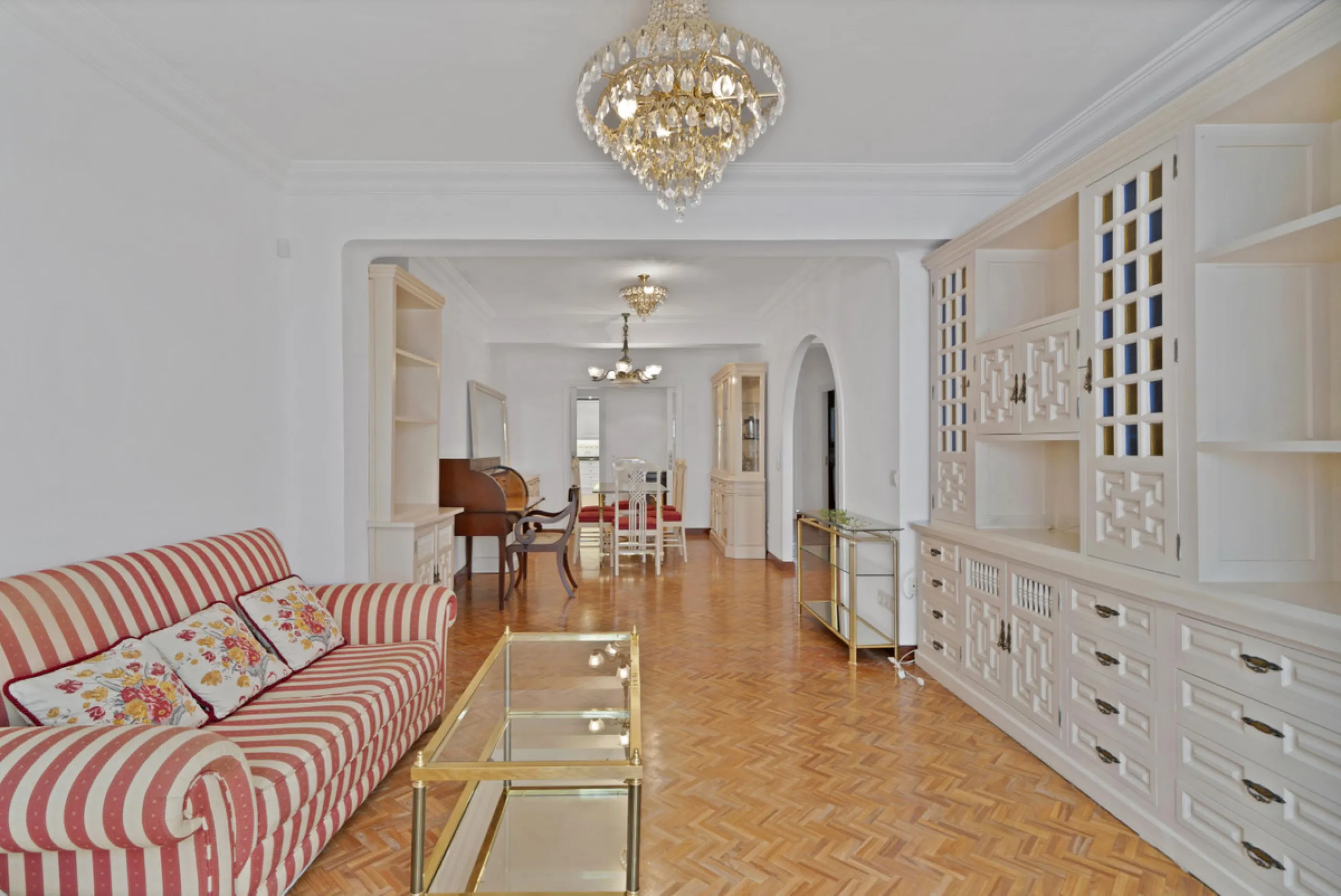 Located between the Old Town and the main avenue in central Marbella, and just 300 metres from the beach, we present this spacious property, brimming with Andalusian charm and offering enormous potential for renovation.