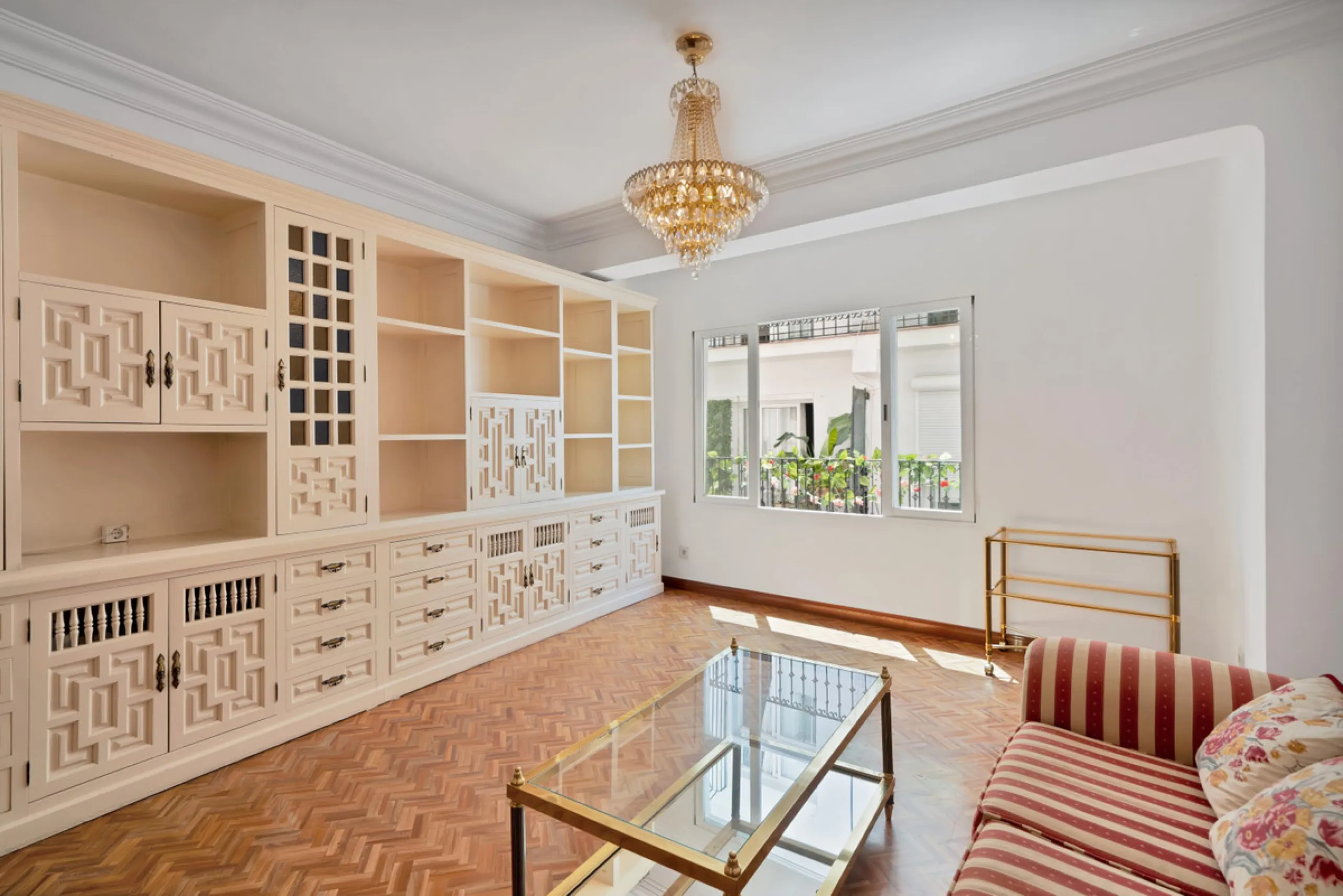 Located between the Old Town and the main avenue in central Marbella, and just 300 metres from the beach, we present this spacious property, brimming with Andalusian charm and offering enormous potential for renovation.