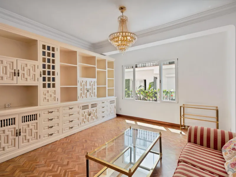 Located between the Old Town and the main avenue in central Marbella, and just 300 metres from the beach, we present this spacious property, brimming with Andalusian charm and offering enormous potential for renovation.
