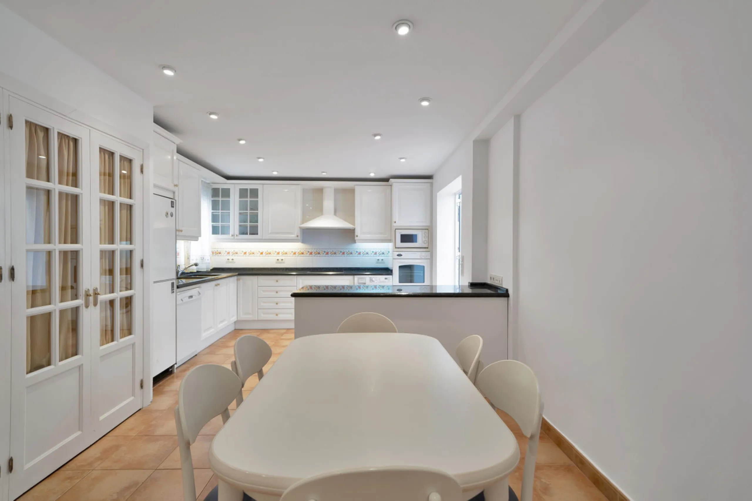 Located between the Old Town and the main avenue in central Marbella, and just 300 metres from the beach, we present this spacious property, brimming with Andalusian charm and offering enormous potential for renovation.