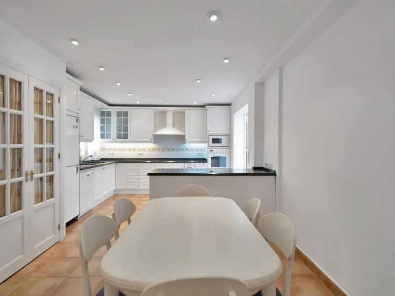 Located between the Old Town and the main avenue in central Marbella, and just 300 metres from the beach, we present this spacious property, brimming with Andalusian charm and offering enormous potential for renovation.