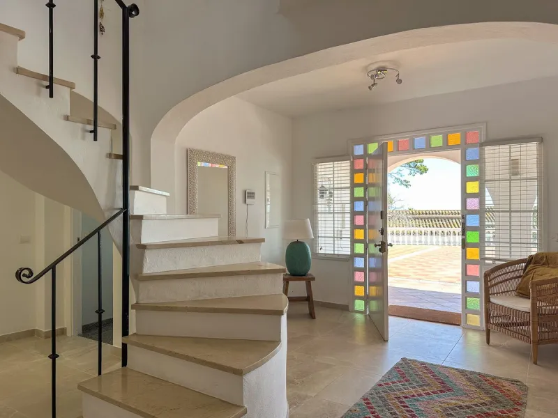 Villa with 1,500 m² Plot and Sea Views in Estepona – A Unique Opportunity with Great Potential
