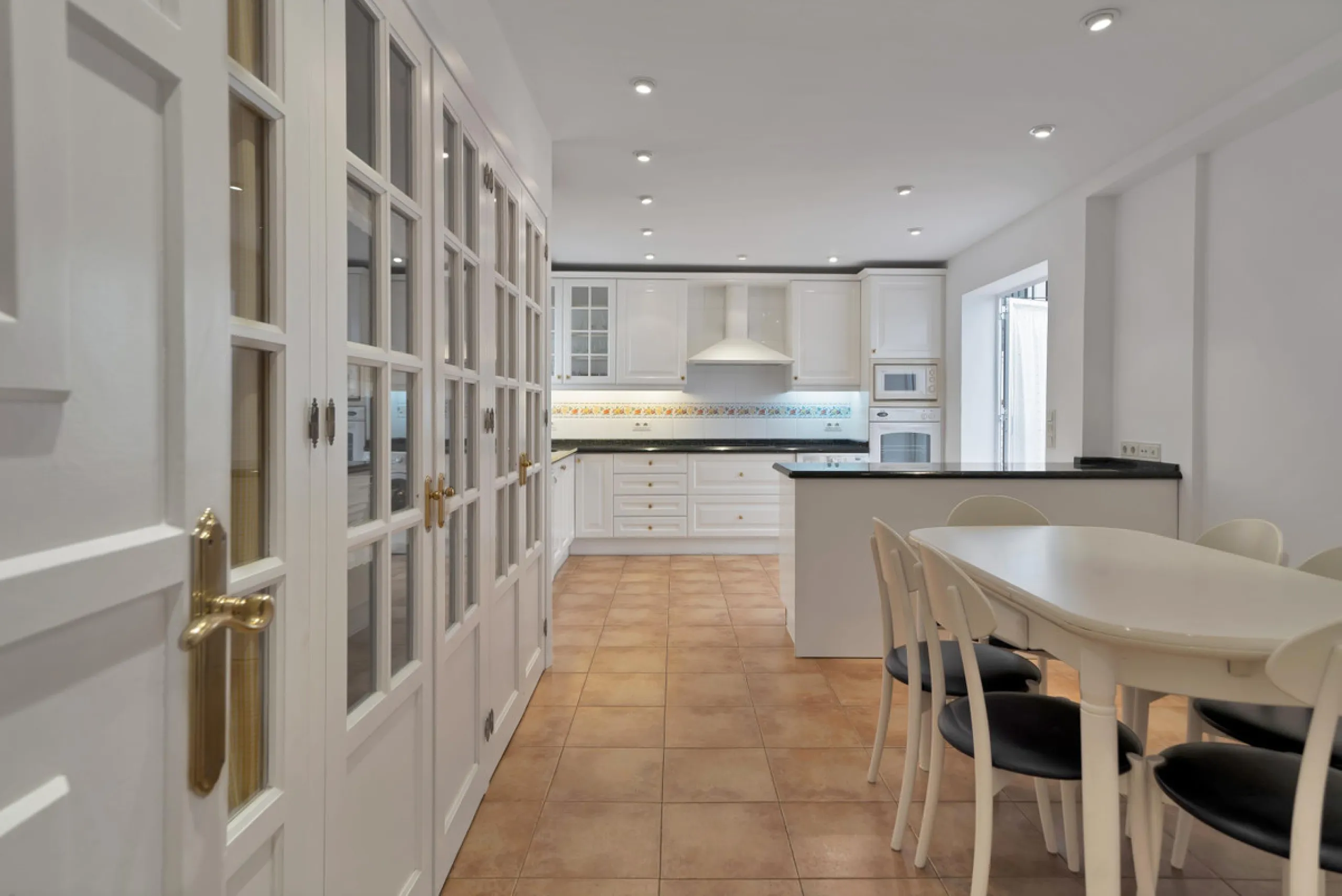 Located between the Old Town and the main avenue in central Marbella, and just 300 metres from the beach, we present this spacious property, brimming with Andalusian charm and offering enormous potential for renovation.