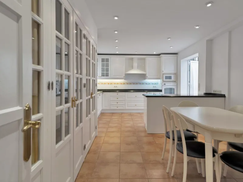 Located between the Old Town and the main avenue in central Marbella, and just 300 metres from the beach, we present this spacious property, brimming with Andalusian charm and offering enormous potential for renovation.