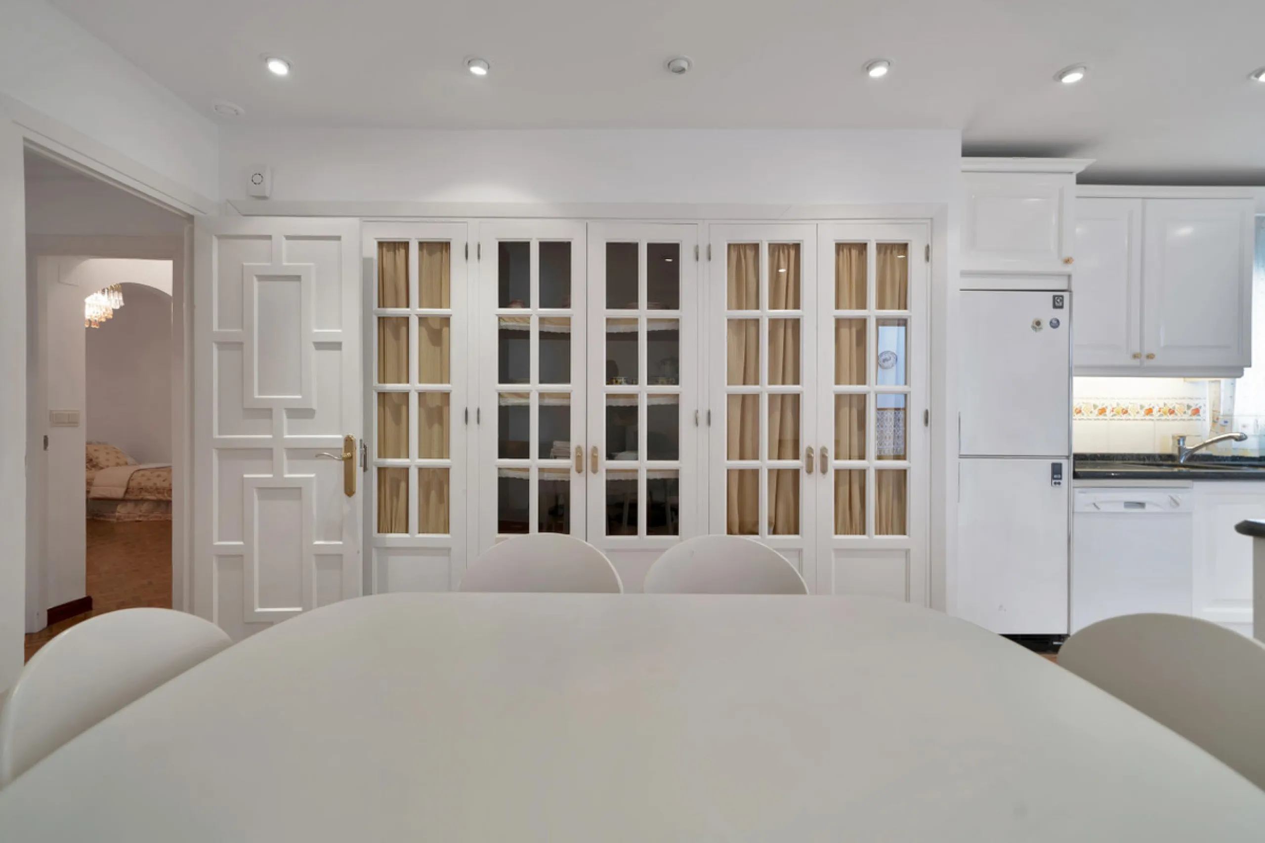 Located between the Old Town and the main avenue in central Marbella, and just 300 metres from the beach, we present this spacious property, brimming with Andalusian charm and offering enormous potential for renovation.