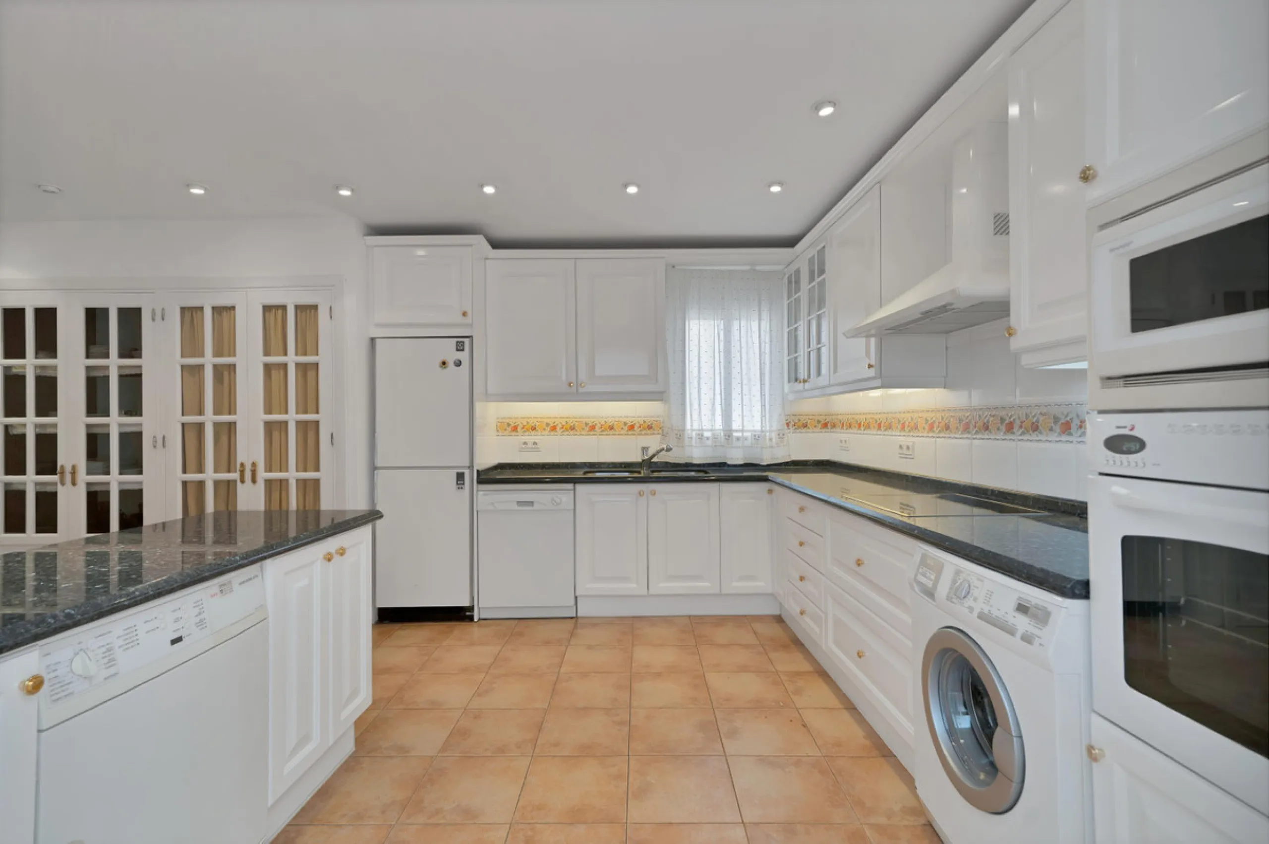 Located between the Old Town and the main avenue in central Marbella, and just 300 metres from the beach, we present this spacious property, brimming with Andalusian charm and offering enormous potential for renovation.
