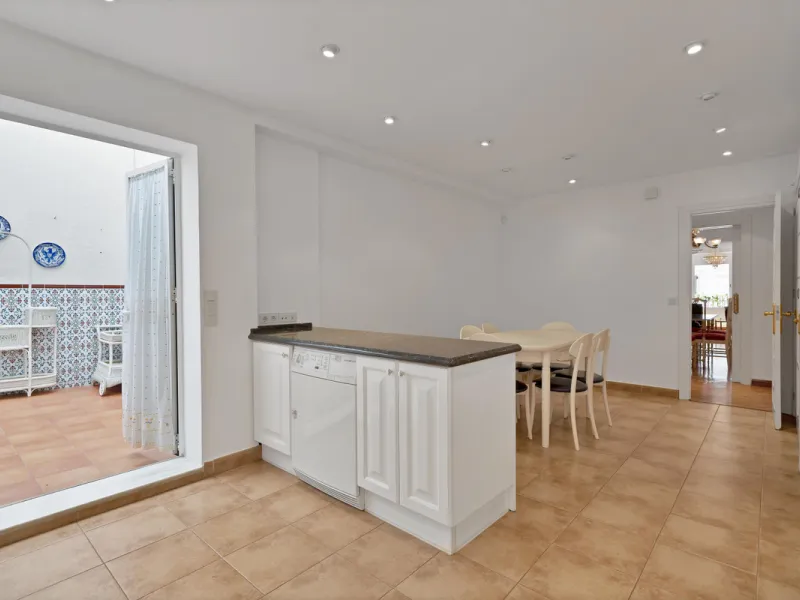Located between the Old Town and the main avenue in central Marbella, and just 300 metres from the beach, we present this spacious property, brimming with Andalusian charm and offering enormous potential for renovation.