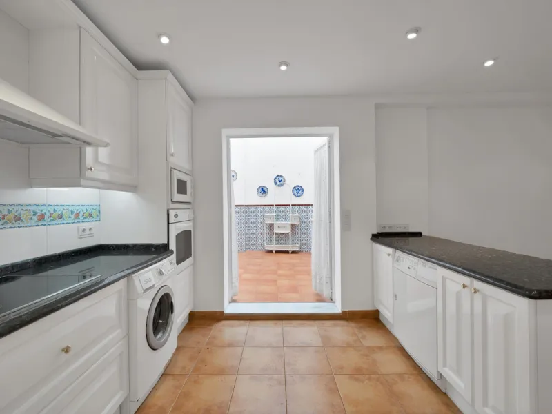 Located between the Old Town and the main avenue in central Marbella, and just 300 metres from the beach, we present this spacious property, brimming with Andalusian charm and offering enormous potential for renovation.