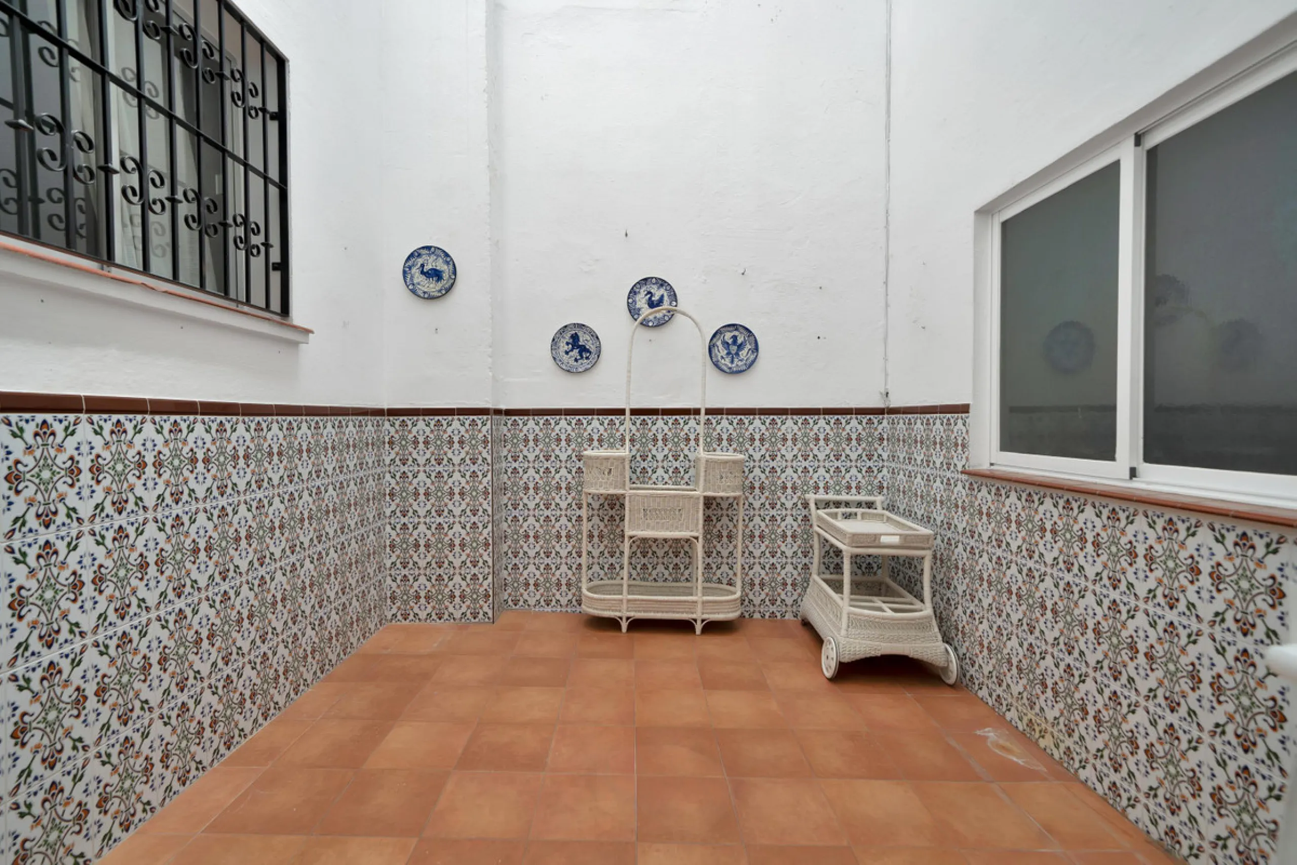 Located between the Old Town and the main avenue in central Marbella, and just 300 metres from the beach, we present this spacious property, brimming with Andalusian charm and offering enormous potential for renovation.