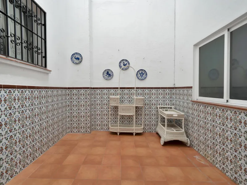 Located between the Old Town and the main avenue in central Marbella, and just 300 metres from the beach, we present this spacious property, brimming with Andalusian charm and offering enormous potential for renovation.