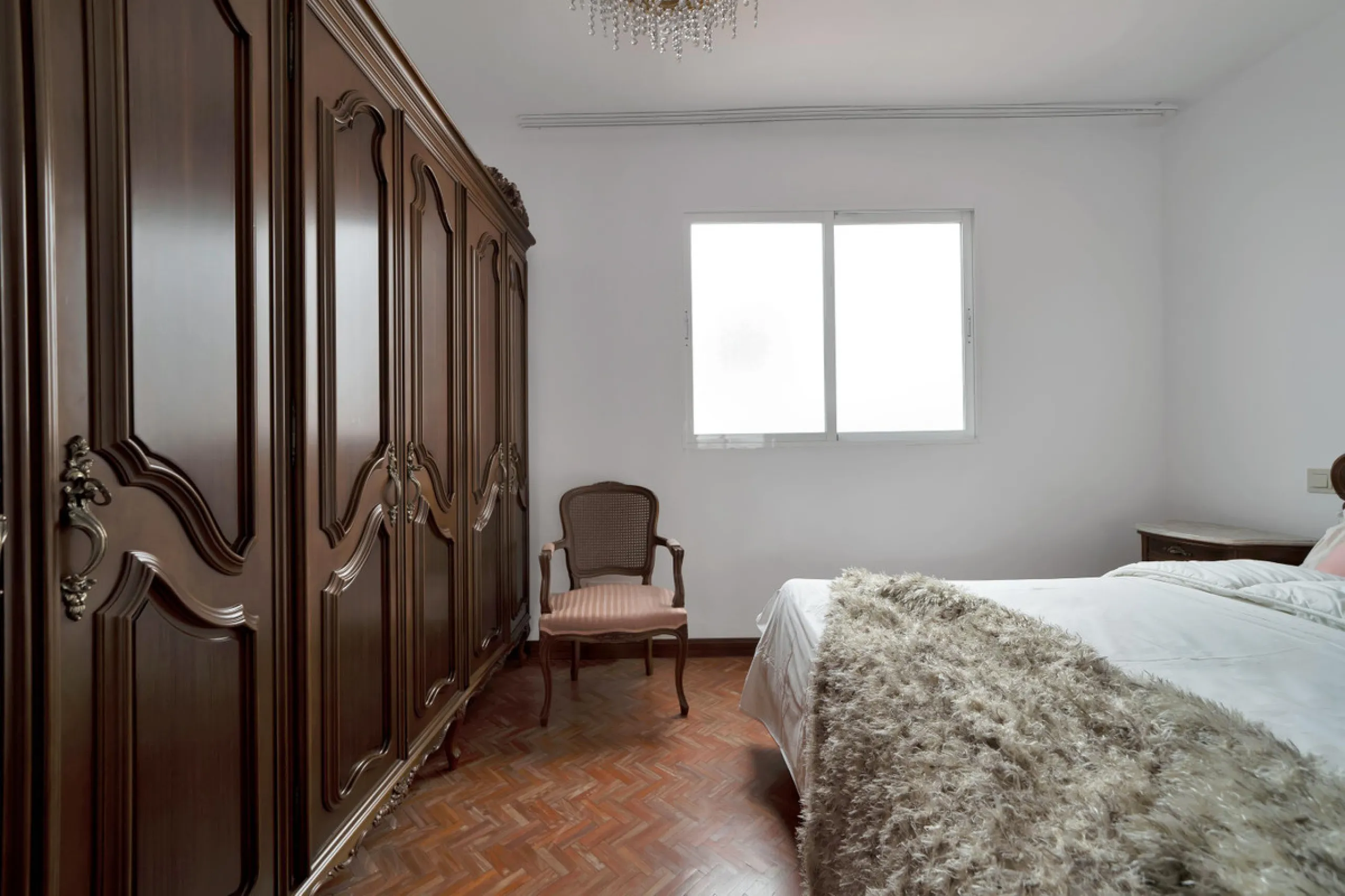 Located between the Old Town and the main avenue in central Marbella, and just 300 metres from the beach, we present this spacious property, brimming with Andalusian charm and offering enormous potential for renovation.
