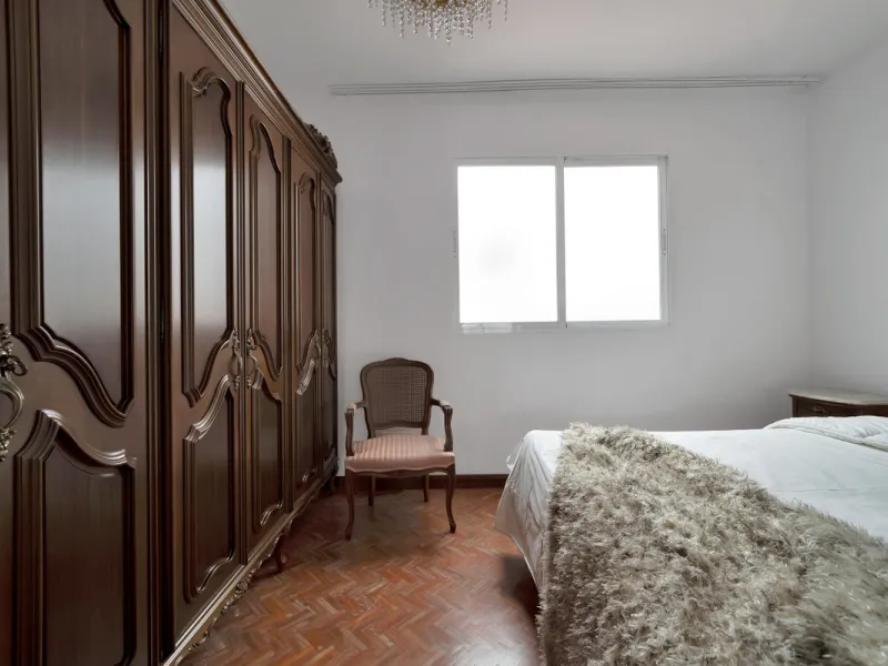 Located between the Old Town and the main avenue in central Marbella, and just 300 metres from the beach, we present this spacious property, brimming with Andalusian charm and offering enormous potential for renovation.