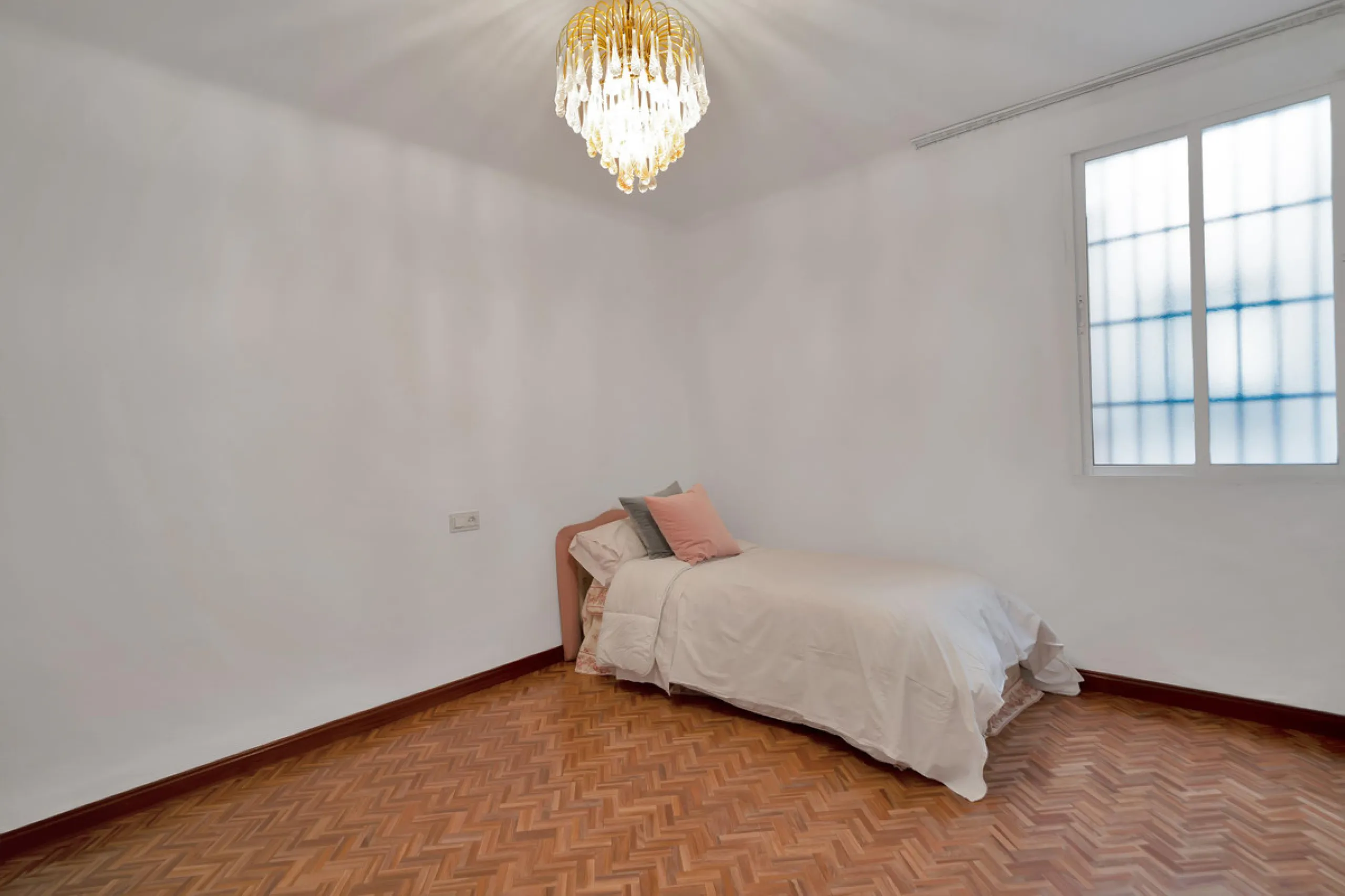 Located between the Old Town and the main avenue in central Marbella, and just 300 metres from the beach, we present this spacious property, brimming with Andalusian charm and offering enormous potential for renovation.
