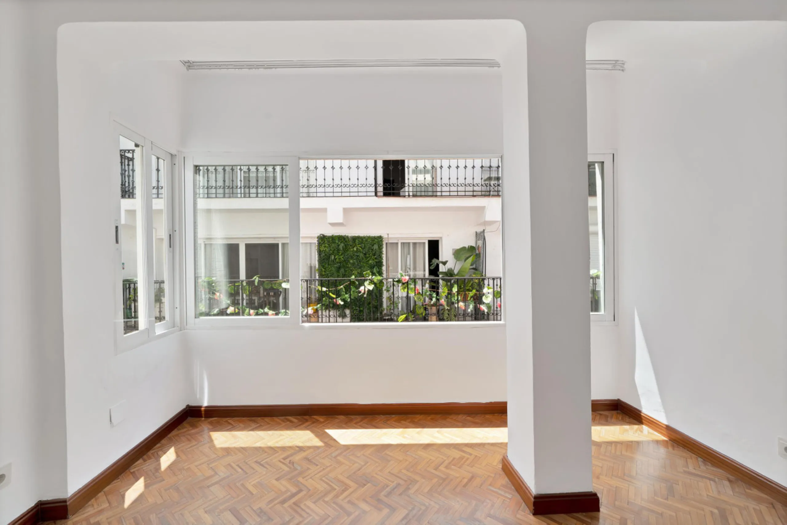 Located between the Old Town and the main avenue in central Marbella, and just 300 metres from the beach, we present this spacious property, brimming with Andalusian charm and offering enormous potential for renovation.