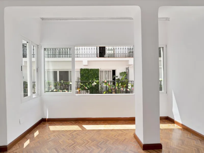 Located between the Old Town and the main avenue in central Marbella, and just 300 metres from the beach, we present this spacious property, brimming with Andalusian charm and offering enormous potential for renovation.