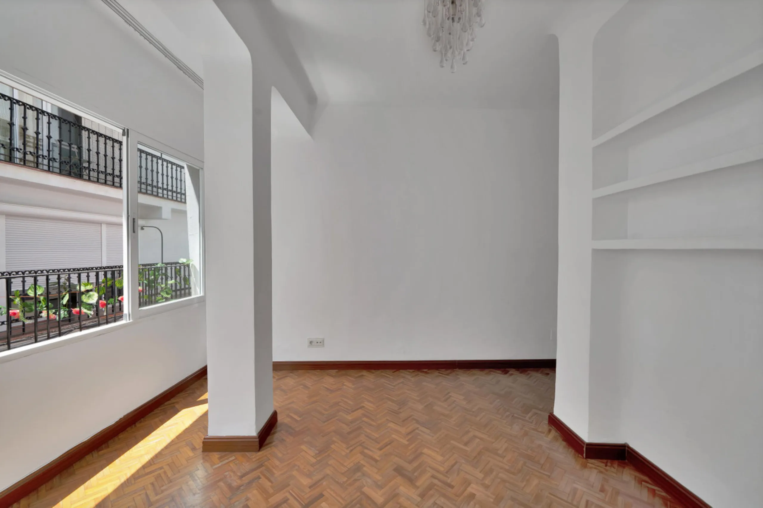 Located between the Old Town and the main avenue in central Marbella, and just 300 metres from the beach, we present this spacious property, brimming with Andalusian charm and offering enormous potential for renovation.