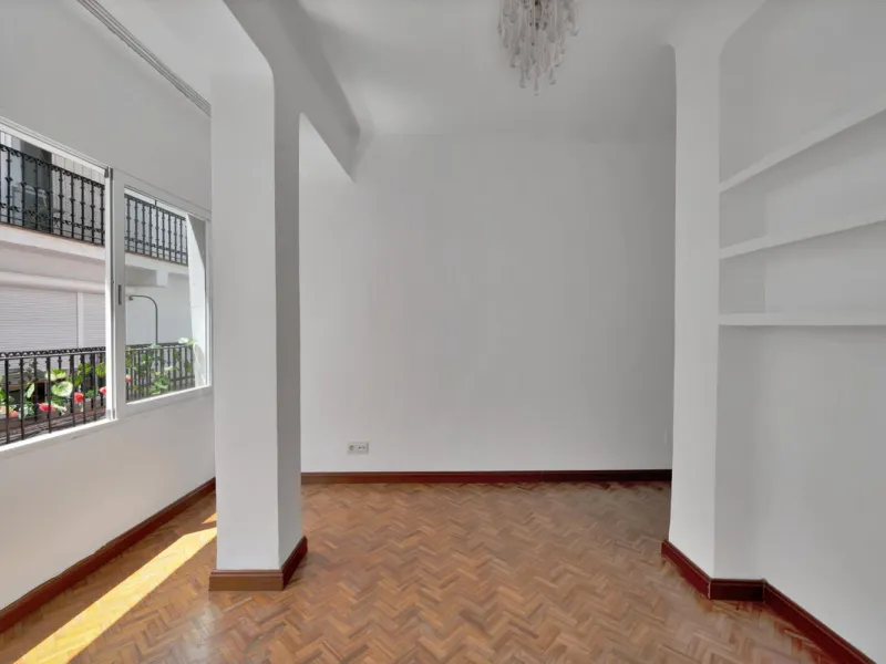 Located between the Old Town and the main avenue in central Marbella, and just 300 metres from the beach, we present this spacious property, brimming with Andalusian charm and offering enormous potential for renovation.