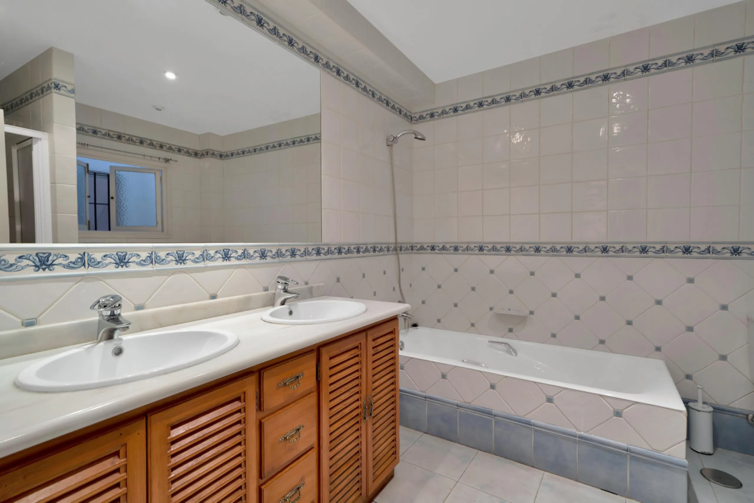 Located between the Old Town and the main avenue in central Marbella, and just 300 metres from the beach, we present this spacious property, brimming with Andalusian charm and offering enormous potential for renovation.