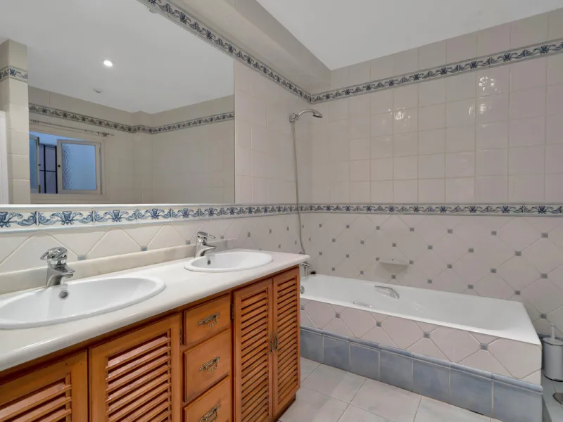 Located between the Old Town and the main avenue in central Marbella, and just 300 metres from the beach, we present this spacious property, brimming with Andalusian charm and offering enormous potential for renovation.